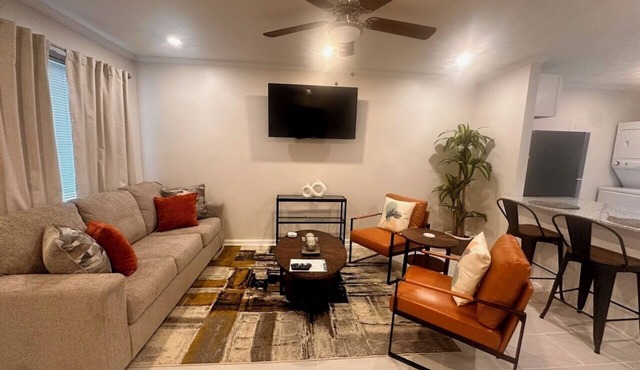 Beautiful Two Bed Room - Apt 2 - Downstairs