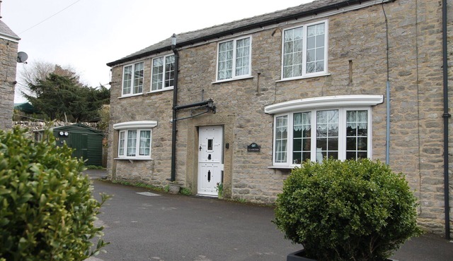 Beautiful Two Bedroom Country Cottage in Castleton Village with Patio & Parking