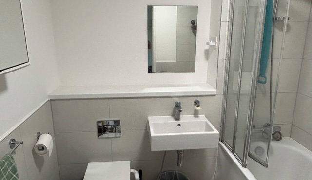 Beautiful two bedroom apartment close to Southampton airport and train station