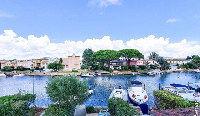 Beautiful two-bedroom house near the water, with ammarage
