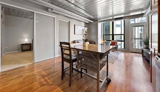 Beautiful Two Bedroom Condo Close to U of M 127