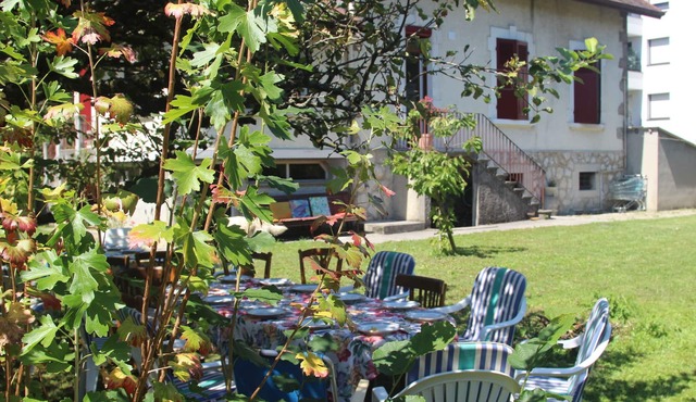 Beautiful typical Savoyard villa with large garden 4 minutes walk from the lake