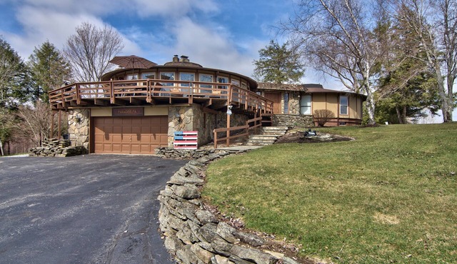 Beautiful & unique mountain lodge, up to 16 guests!