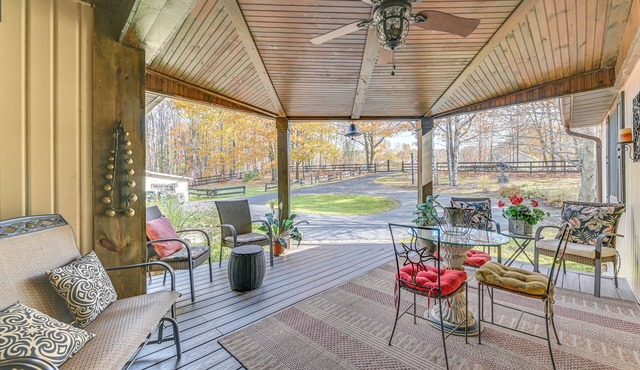 Beautiful & Unique Farmhouse 15 Mi to Saratoga