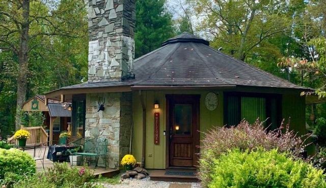 *BEAUTIFUL UNIQUELY STYLED HOME WITHIN 5 MINS OF LAKE JAMES!