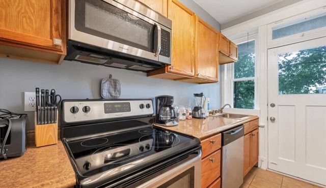 Beautiful Unit in Shaw Community!