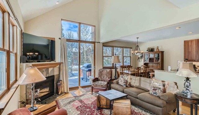 Beautiful Unit in Quiet Area w/Shuttle to Slopes