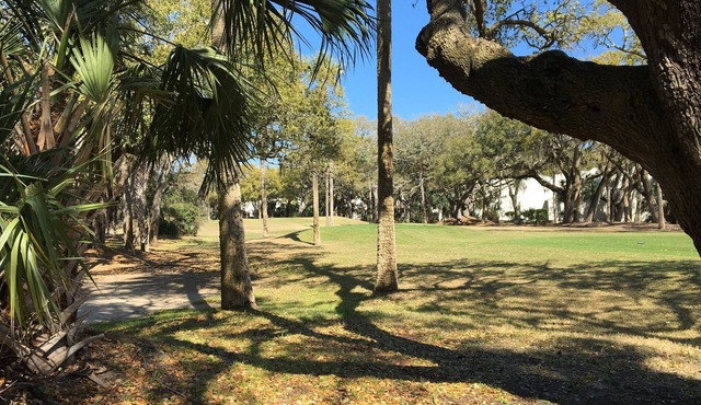 Beautiful updated 2 bed 2 bath Close to beach!