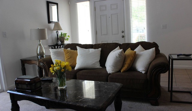 Beautiful updated 2bd 2bath in Great Neighborhood