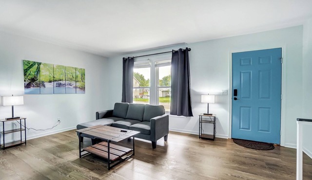 Beautiful Updated 4 Bedroom Home in Huntington, King Bed, Close to University!