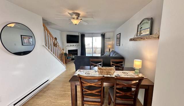 Beautiful updated condo w modern decor, overlooking Fenwick lighthouse from deck