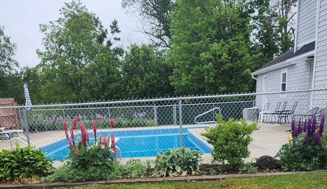 Beautiful updated Farmhouse new furnishings. Barn for pictures great scenery