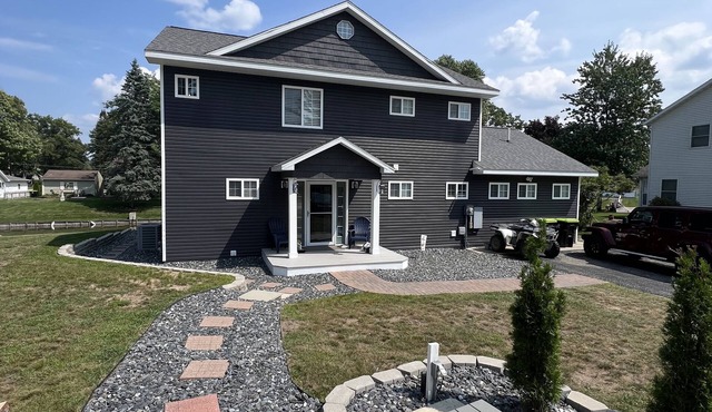 Beautiful updated home for your entire family-on the canal, close to SXS trails!