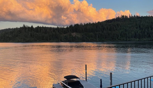 Beautiful, updated lakefront home on Lake Coeur d’Alene - sleeps up to 8