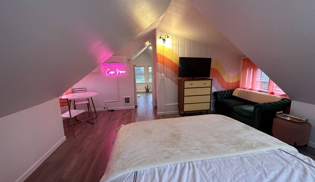 Beautiful Updated Studio With Skyline Views