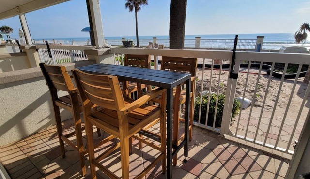Beautiful updated oceanfront 1 bedroom 1 bath, full kitchen, direct oceanfront