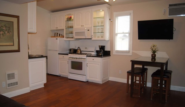 Beautiful Upgraded Unit w/Private Patio/BBQ. Mins. to DT, Zoo, Airport, Beaches