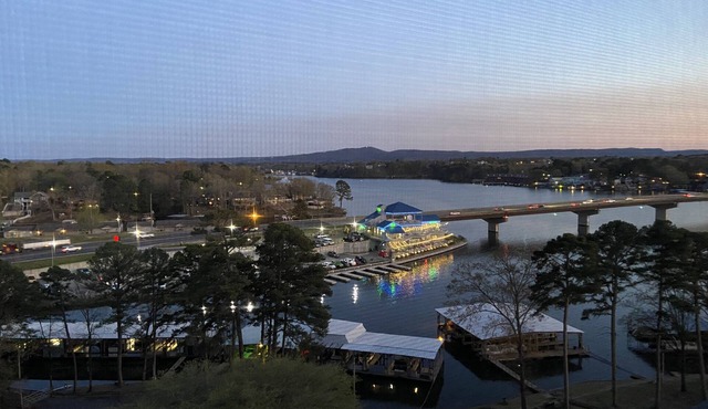 Beautiful Upper-Floor Condo with Spectacular View and Great Pool!