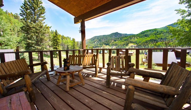Beautiful Upper Valley cabin w/space for large groups! Mountain Paradise!