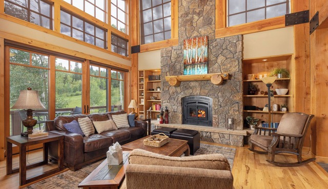 Beautiful Upscale Home on the Golf Course with Two Master Suites, Private hot tub