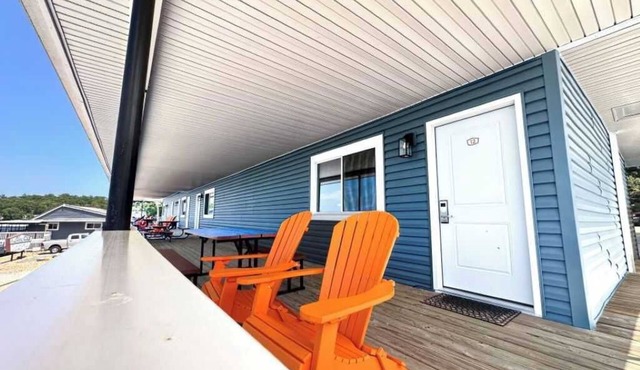 Beautiful Upstairs 2 Bedroom 1 bath at Lake Front Resort Unit 12