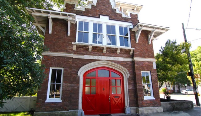 Beautiful Upstairs Suite in The Historic Firehouse At 5th Ave. & Castle St.