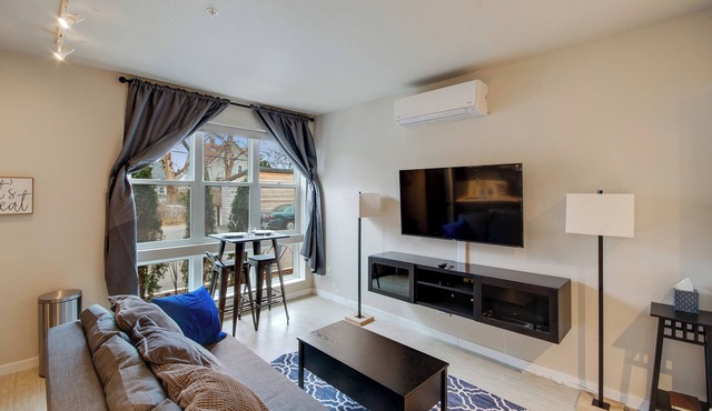 Beautiful Uptown Studio@Super Fast WiFi@In-Unit W/D@Keurig + Coffee@Roku TV