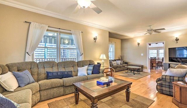 Beautiful Spacious Beach Home, Private Deck & Grill, 5-min to Beach w/Badges