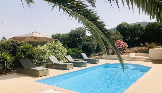 Beautiful villa with pool, sea view, large garden and beach 7mn walk to Campomoro
