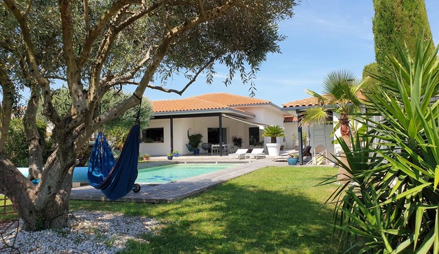 Beautiful villa, swimming pool and cicadas in a quiet area near the sea!