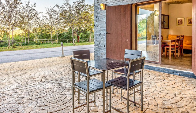 Beautiful vacation home with mountain views, ideal for the couple looking to experience nature.