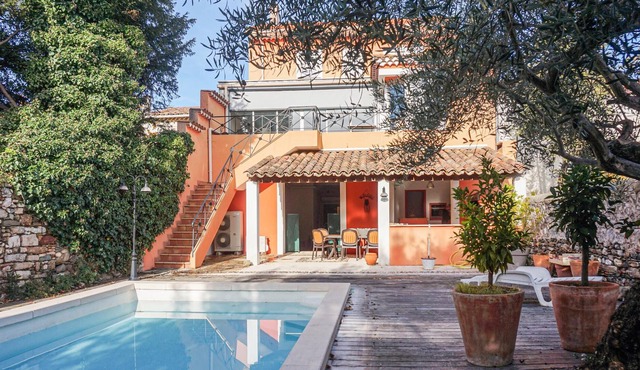 Beautiful vacation home with private pool and pretty fenced garden in St. Chinian in the Hérault, ju