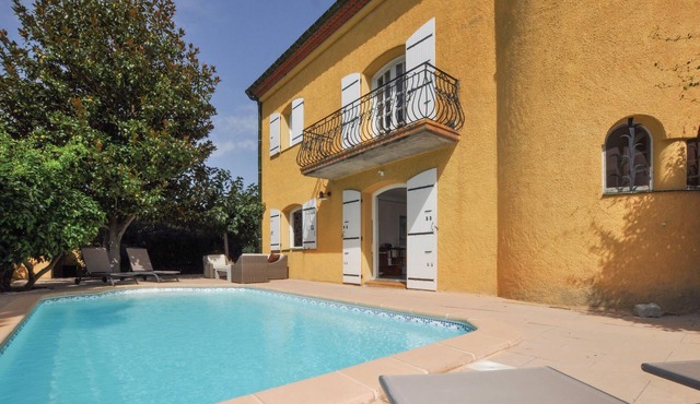 Beautiful vacation home with private pool and pretty walled garden in St.