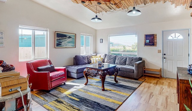 Beautiful vacation getaway steps from beach with deck, board games & EV charger