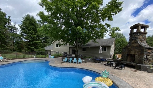 Beautiful vacation home with gorgeous mountain pool with great outdoor space!