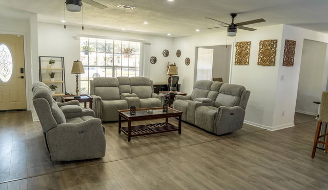 Beautiful vacation Home Near Airport, I10, shopping