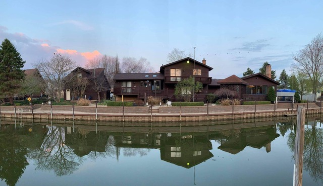 Beautiful Vacation Home On The Water