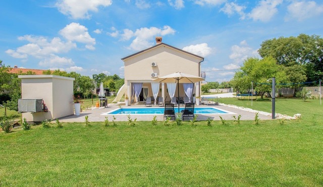 Beautiful vacation home for exclusive use with a private pool.
