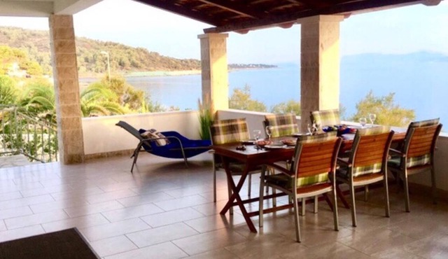 Beautiful vacation home in the 1st row directly by the seaVilla Viktoria