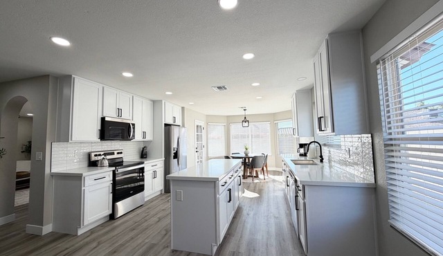 Beautiful Vacation home! BBQ Grill, Games, Pack N Play! Near Cardinals Stadium!