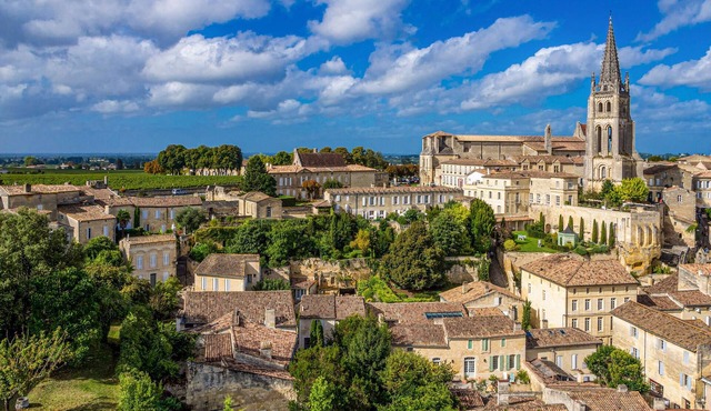 Beautiful vacation home with warm atmosphere welcomes you with swimming pool in Bazac.