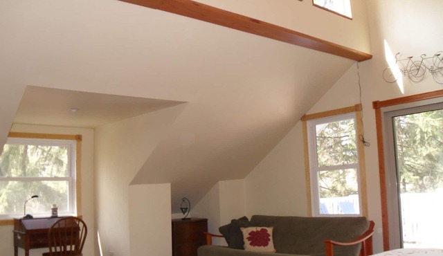 Beautiful vacation home, woodsy setting. Warren Dunes! Patios! Skylights! Fun!