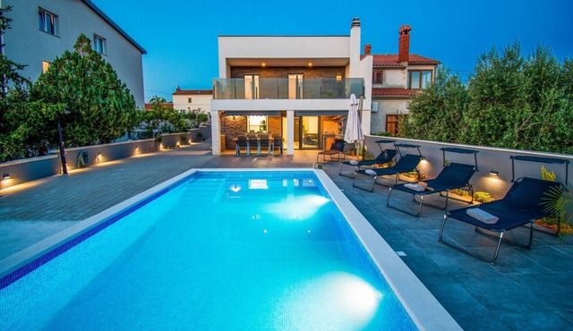 Beautiful vacation home with a private pool