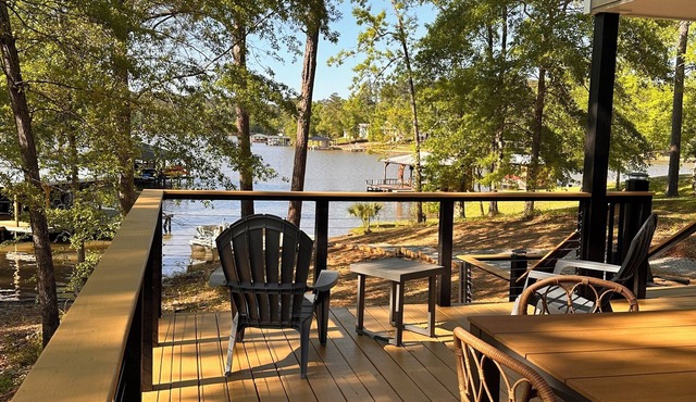Beautiful Vacation Rental on Lake Sinclair with boat dock and Kayaks sleeps 6-7!