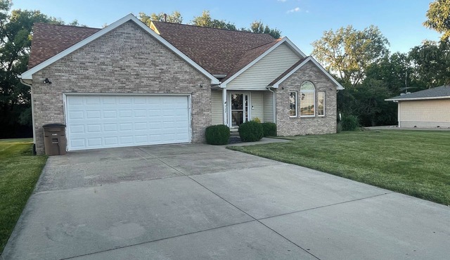 Beautiful vacation home seconds away from Lake Shelbyville Beach and Boat Ramp!