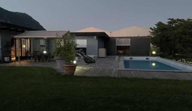 Beautiful vacation villa between lake and mountains for 6 people