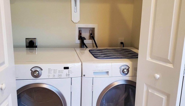 Beautiful Venice Island Apartment right on Venice Ave. - Shop, Beach & Eat!