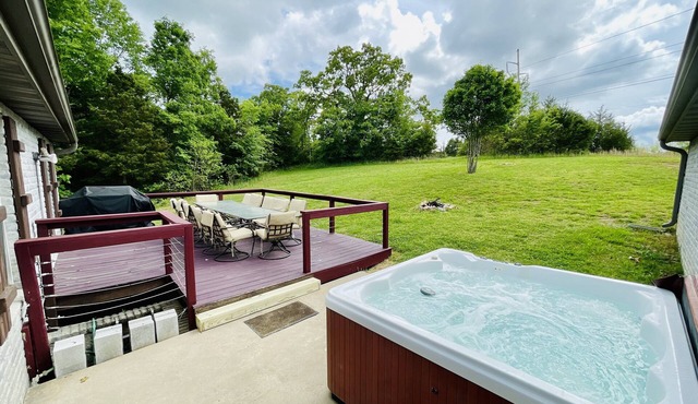 BEAUTIFUL VERY SPACIOUS home in heart of Branson - Hot Tub, Game Room,Large Yard