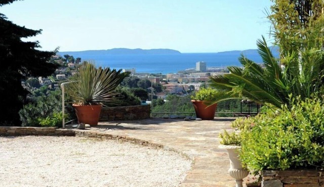 Beautiful villa with sea view, 2.5km from the beach, in the heart of nature