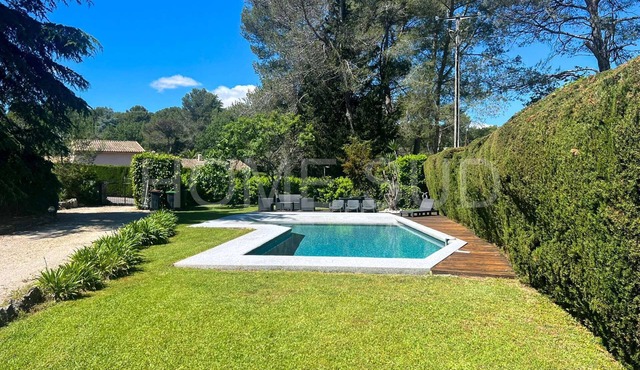 Beautiful villa with pool in a green and secured domain